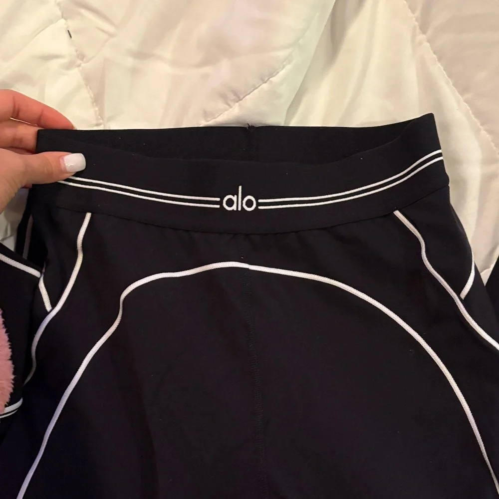 ALO Yoga Black Sports Bra and Leggings Set - Picture 3 of 5